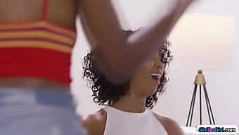 Una Milf Negra Con Grandes Tetas Naturales Se Sienta En La Cara De Su Hijastra. ¡qué Caliente!