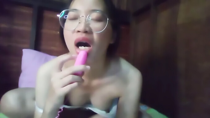 Gadis Asia Menghisap Dalam Video Solo