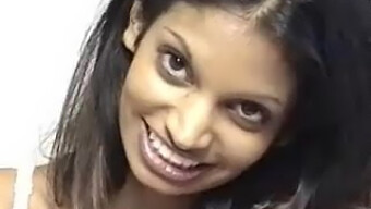 A Indian Mandy Leva Uma Gozada Na Cara