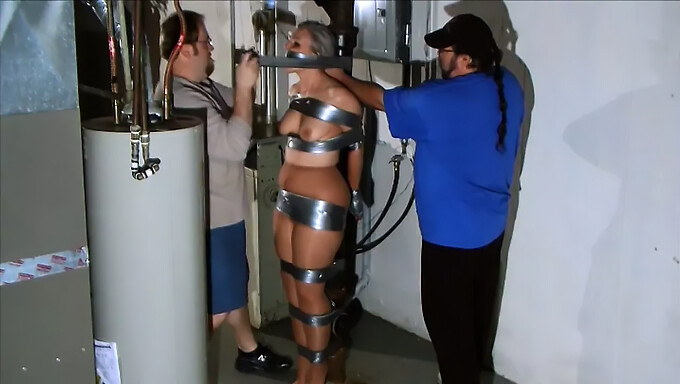 Getapt En Geplaagd: Een Bondagevideo Met Ducttape