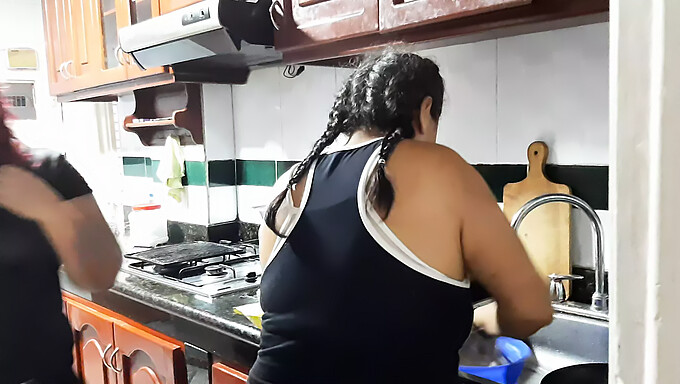 Aku Ngentot Pembantu Sementara Ibu Tiriku Memasak Dan Masturbasi