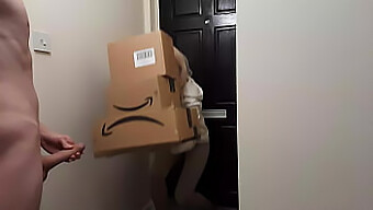 Amazonbabe Levererar Mer Än Bara Paket I Denna Heta Upplevelse