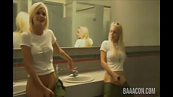 Busty Blonde Jesse Jane Og Hennes Venn Riley Steele I En Trekant