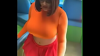 Al 2-Lea Videoclip Din Seria Cosplay: Velma